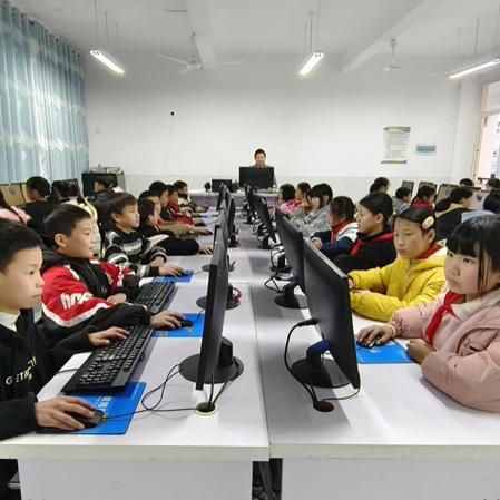 In che modo Sun Haiqing di Jiangsu Jutian ha potenziato l'istruzione della sua città natale tramite donazioni informatiche?